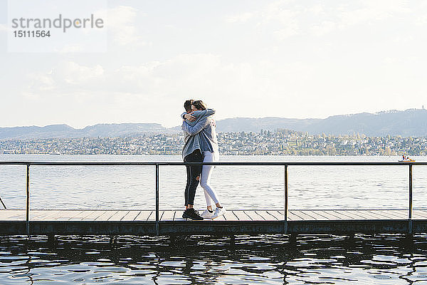 Junges Paar umarmt sich auf dem Steg am Zürichsee  Zürich  Schweiz