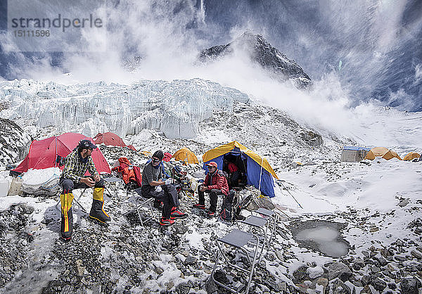 Nepal  Solo Khumbu  Everest  Western Cwm  Bergsteiger im Lager sitzend