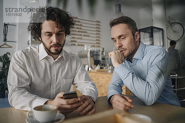 Zwei Geschäftsleute bei einem Treffen in einem Café