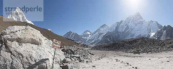 Nepal  Solo Khumbu  Everest  Wegweiser zum Mt. Everest bei Gorak Shep