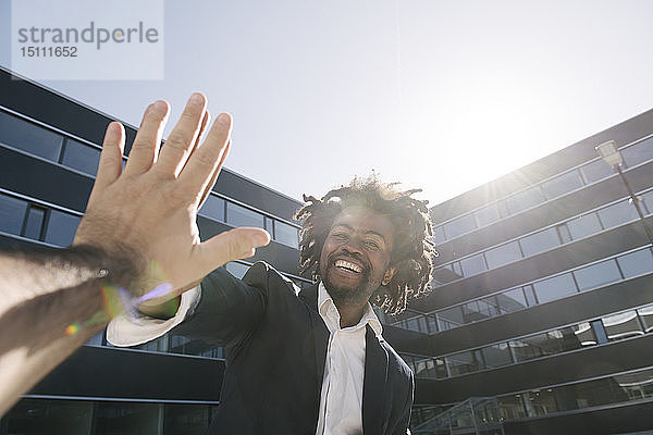 Glücklicher Geschäftsmann gibt High-Five-Außendienst