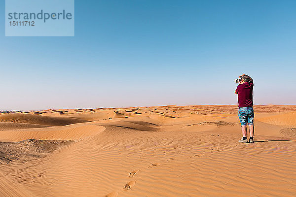 Älterer Mann beim Fotografieren der Wüste  Wahiba Sands  Oman