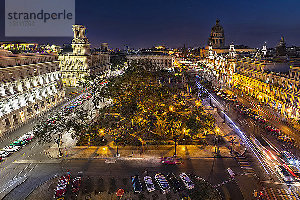 Blick auf den Parque central bei Nacht von oben  Havanna  Kuba