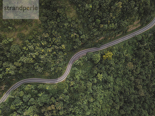 Luftaufnahme einer Straße in den Bergen  West-Sumbawa  Indonesien