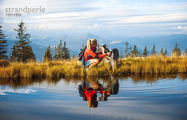 Österreich  Bundesland Salzburg  Wanderin mit Hund