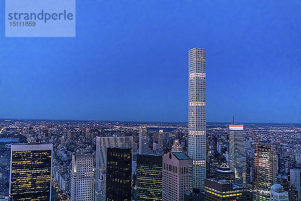 Skyline zur blauen Stunde mit dem Wolkenkratzer 432 Park Avenue  Manhattan  New York City  USA