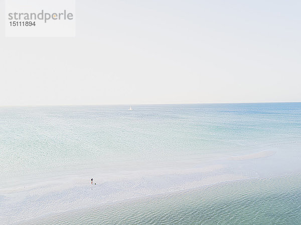 Luftaufnahme eines Mannes auf einer Sandbank im Meer  Holbox  Yucatan  Mexiko