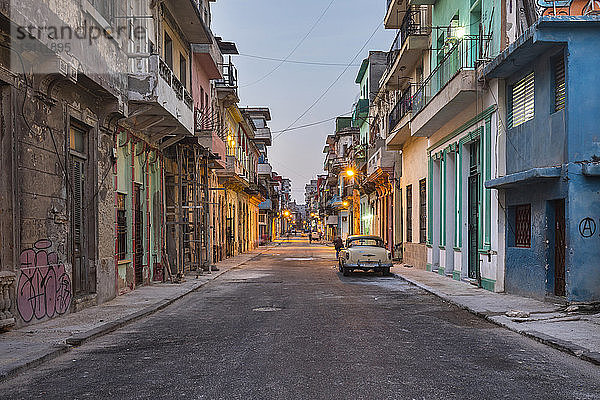 Blick auf die Straße in der Dämmerung  Havanna  Kuba