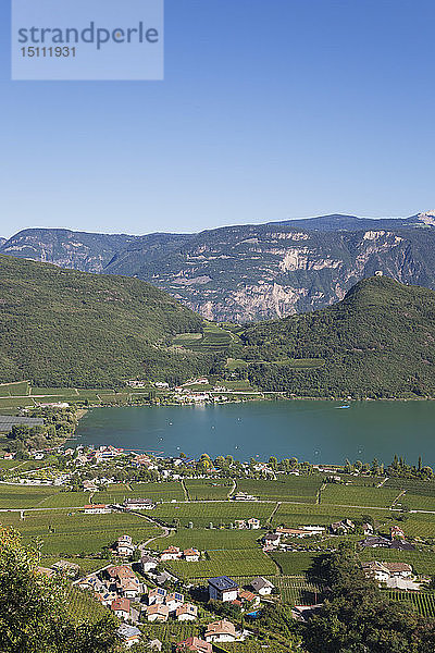 Italien  Südtirol  Blick über den Kalterer See und St. Josef am See mit der Leuchtenburg