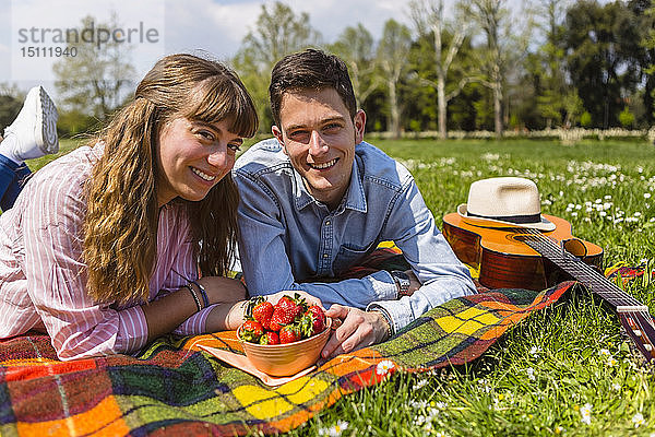 Junges Paar beim Picknick mit gesundem Essen in einem Park