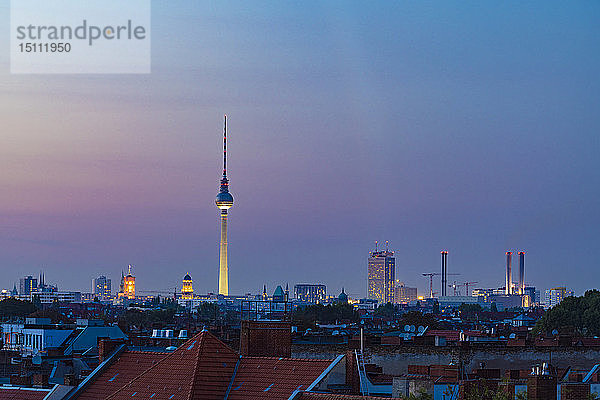 Deutschland  Berlin  Skyline bei Sonnenuntergang