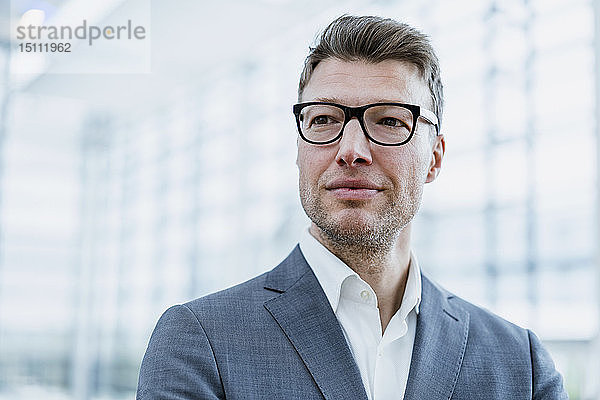 Porträt eines selbstbewussten Geschäftsmannes mit Brille