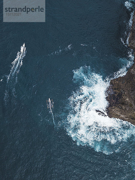 Luftaufnahme von Touristenbooten nahe der Küste von Nusa Penida  Schnorcheltour  Bali  Indonesien