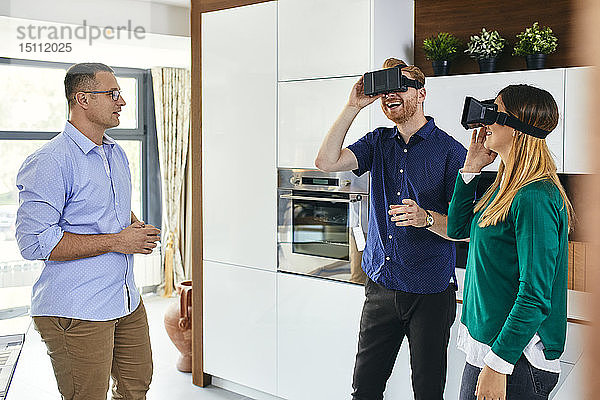 Ehepaar mit VR-Brille beim Einkaufen für eine neue Küche im Ausstellungsraum