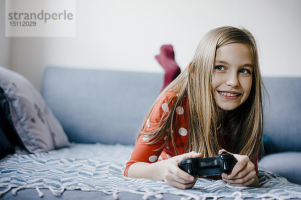 Glückliches Mädchen spielt zu Hause Videospiel
