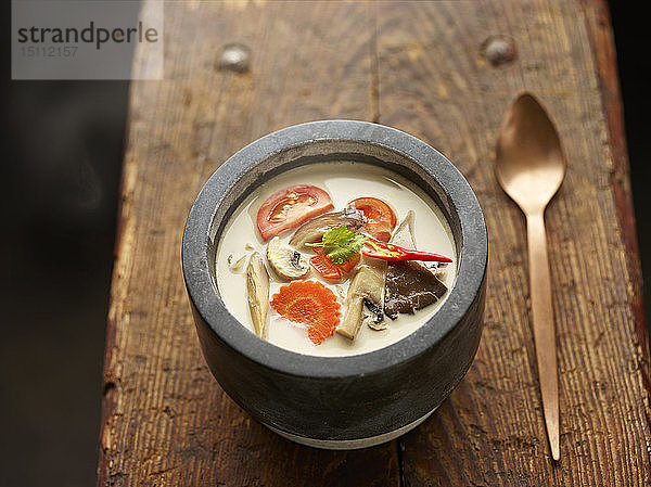 Asiatische Tom Kha Gai-Suppe in Schüssel