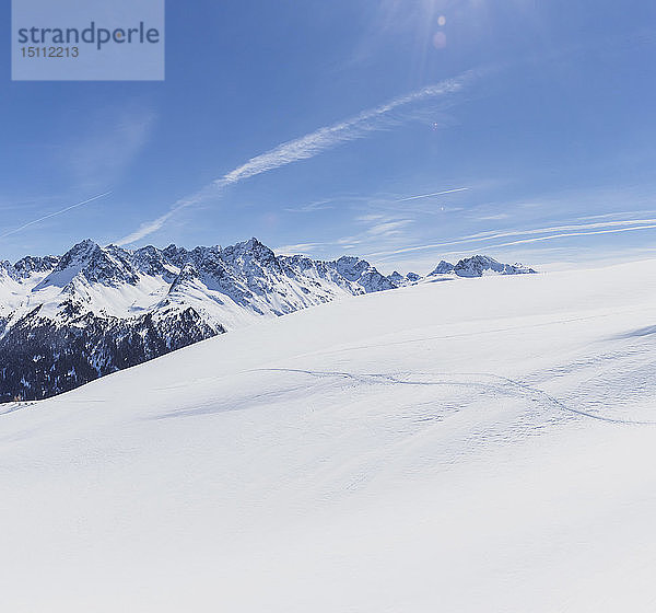 Österreich  Tirol  zwischen Ischgl und Galtür  Blick auf schneebedeckte Berge an einem sonnigen Tag