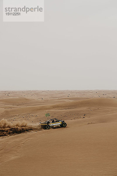 Vereinigte Arabische Emirate  Dubai  Lahbab-Wüste  4x4-Auto fährt durch die Wüste