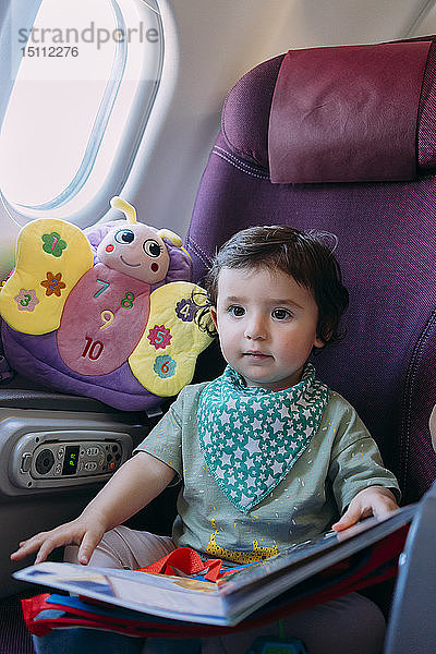 Porträt eines Kleinkindes im Flugzeug sitzend