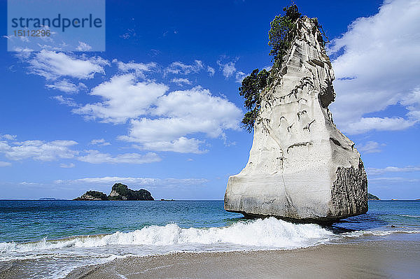 Riesenfelsen am Sandstrand von Cathedral Cove  Coromandel  Nordinsel  Neuseeland