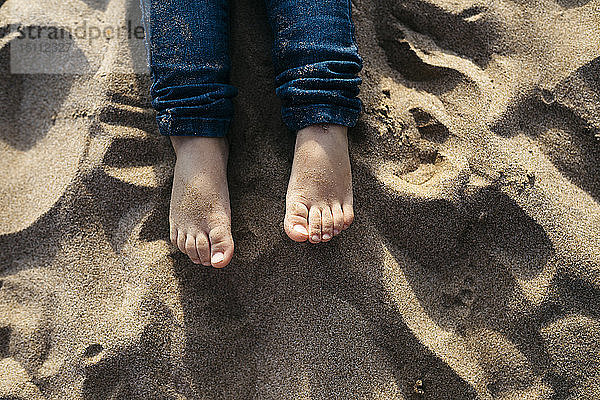 Füße eines Kleinkindes am Sandstrand  Nahaufnahme