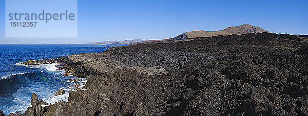 Spanien  Kanarische Inseln  Lanzarote  Tinajo  Naturpark Los Volcanos  Blick über die felsige Küste