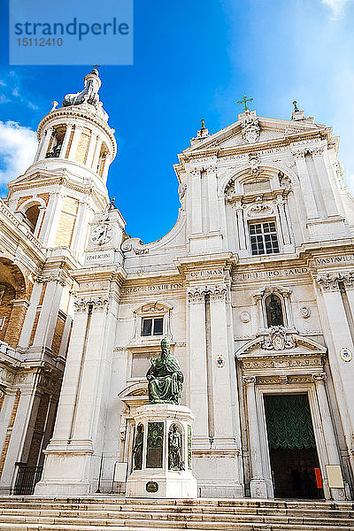 Italien  Marken  Loreto  Niedrigwinkelansicht der Basilica della Santa Casa  Fassade