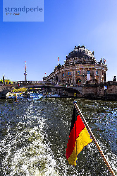 Deutschland  Berlin  Bode-Museum und deutsche Flagge auf Ausflugsboot auf der Spree