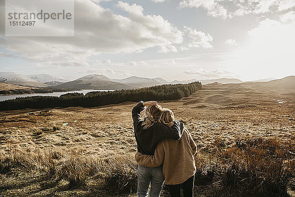 Großbritannien  Schottland  Loch Lomond und der Trossachs-Nationalpark  Rückansicht von Freundinnen  die den Blick auf sich ziehen