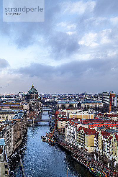 Deutschland  Berlin  Blick auf die Stadt mit Berliner Dom und Spree