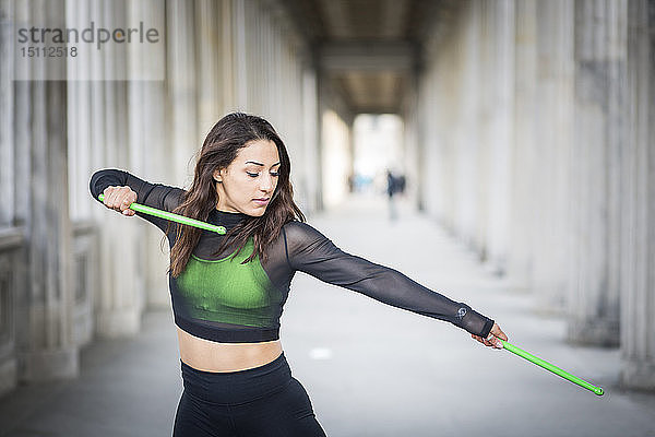 Junge Frau beim Pfund-Fitnesstraining