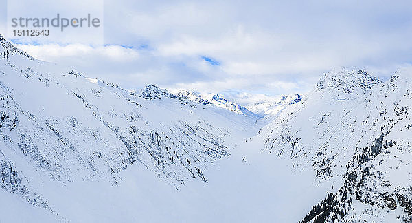 Österreich  Tirol  Galtür  Blick auf schneebedeckte Berge  Luftaufnahme