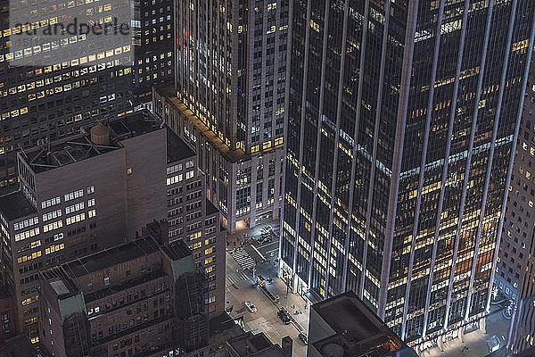 Wolkenkratzer und Straßenschlucht bei Nacht  Manhattan  New York City  USA