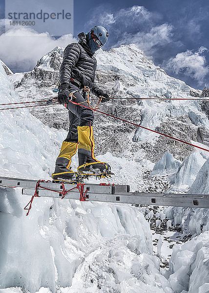 Nepal  Solo Khumbu  Everest  Bergsteiger beim Klettern am Eisfall