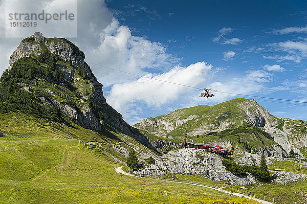 Österreich  Tirol  Maurach  Rofangebirge  Seilbahn  Airrofan Skyglider über Blumenwiese