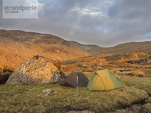 Großbritannien  Schottland  Nordwest Highlands  Ben More Assynt  Berglandschaft und Zelte im Morgenlicht
