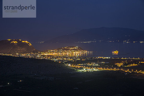 Griechenland  Nauplia  Stadtbild mit Palamidi-Festung zur blauen Stunde