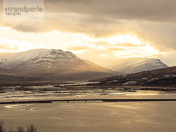 Island  Dramatische Szenerie bei Akureyri im Winter bei Sonnenuntergang