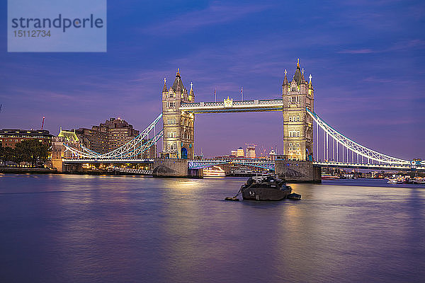 UK  London  beleuchtete Tower Bridge bei Nacht