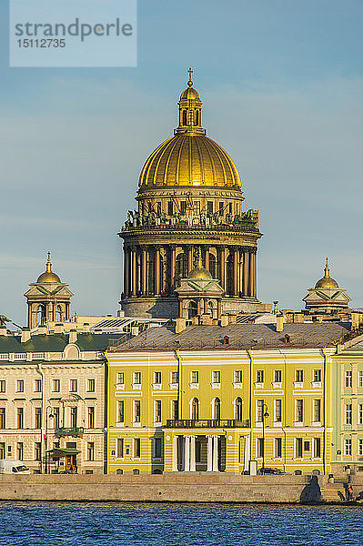 Stadtzentrum von St. Petersburg von der Newa bei Sonnenuntergang mit der St. Isaak-Kathedrale  Russland