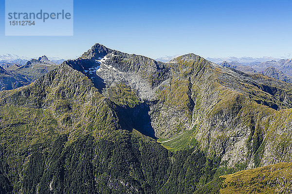 Luftaufnahme der zerklüfteten Berge im Fiordland-Nationalpark  Südinsel  Neuseeland