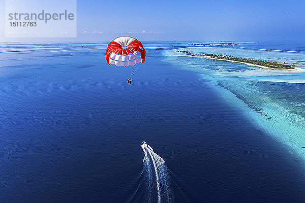 Malediven  Süd Male Atoll  Gleitschirmflug entlang eines Atolls  Luftaufnahme