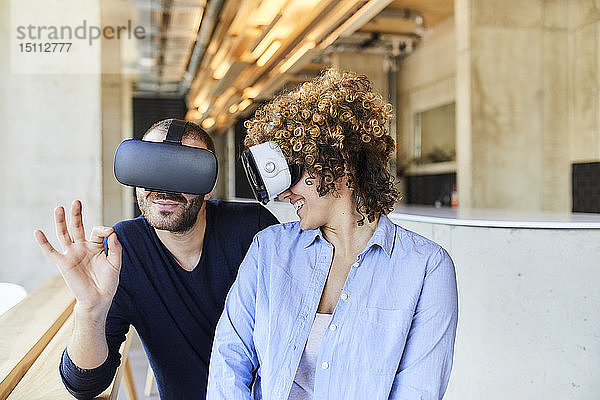 Mann und Frau mit VR-Brille im modernen Büro