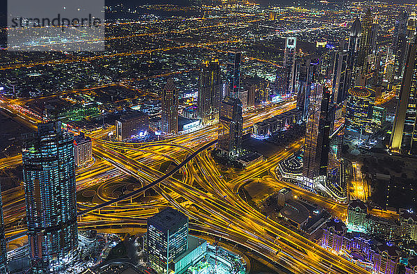 Vereinigte Arabische Emirate  Dubai  Stadtbild mit Sheikh Zayed Road bei Nacht