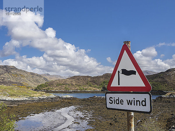 Großbritannien  Schottland  Nordwestliche Highlands  nahe Kylesku  Landschaft mit Schild mit Warnung vor Seitenwind