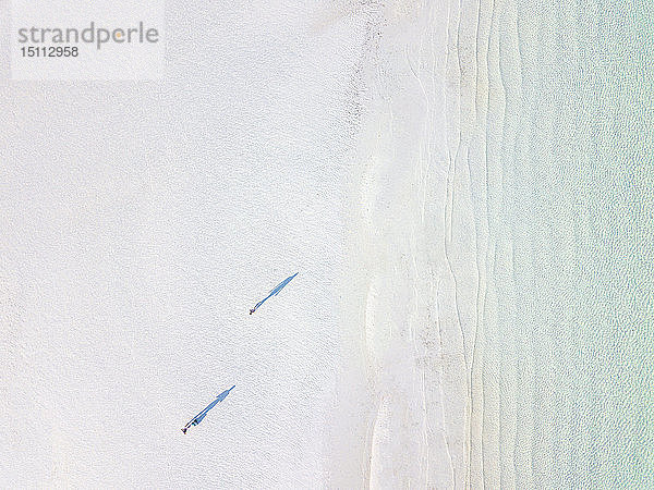 Zwei Menschen und ihre Schatten an einem Strand mit kristallklarem Wasser von oben gesehen  Yucatan  Mexiko