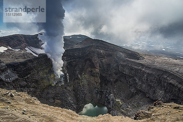 Russland  Kamtschatka  dampfende Fumarole auf dem Vulkan Gorely