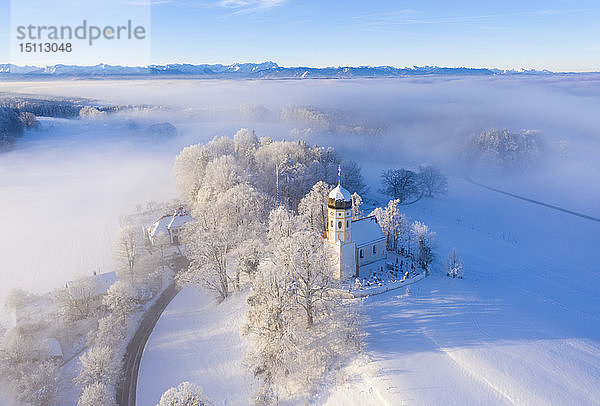 Deutschland  Bayern  Holzhausen am Starnberger See  neblige Winterlandschaft mit Kirche St. Johann Baptist