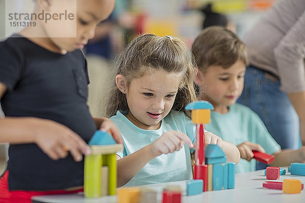 Kinder  die im Kindergarten mit Bausteinen spielen