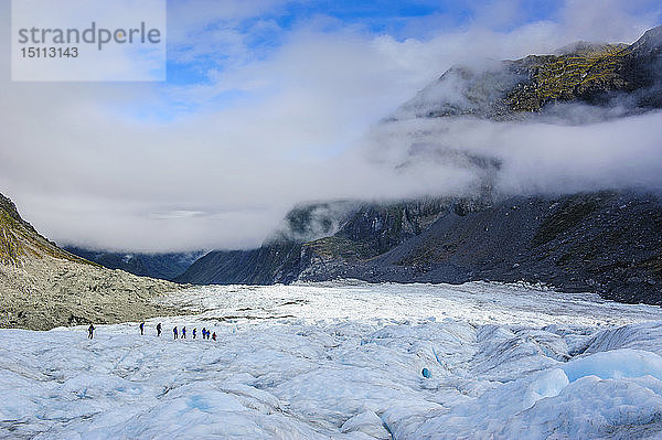 Touristen beim Wandern auf dem Fox-Gletscher  Südinsel  Neuseeland